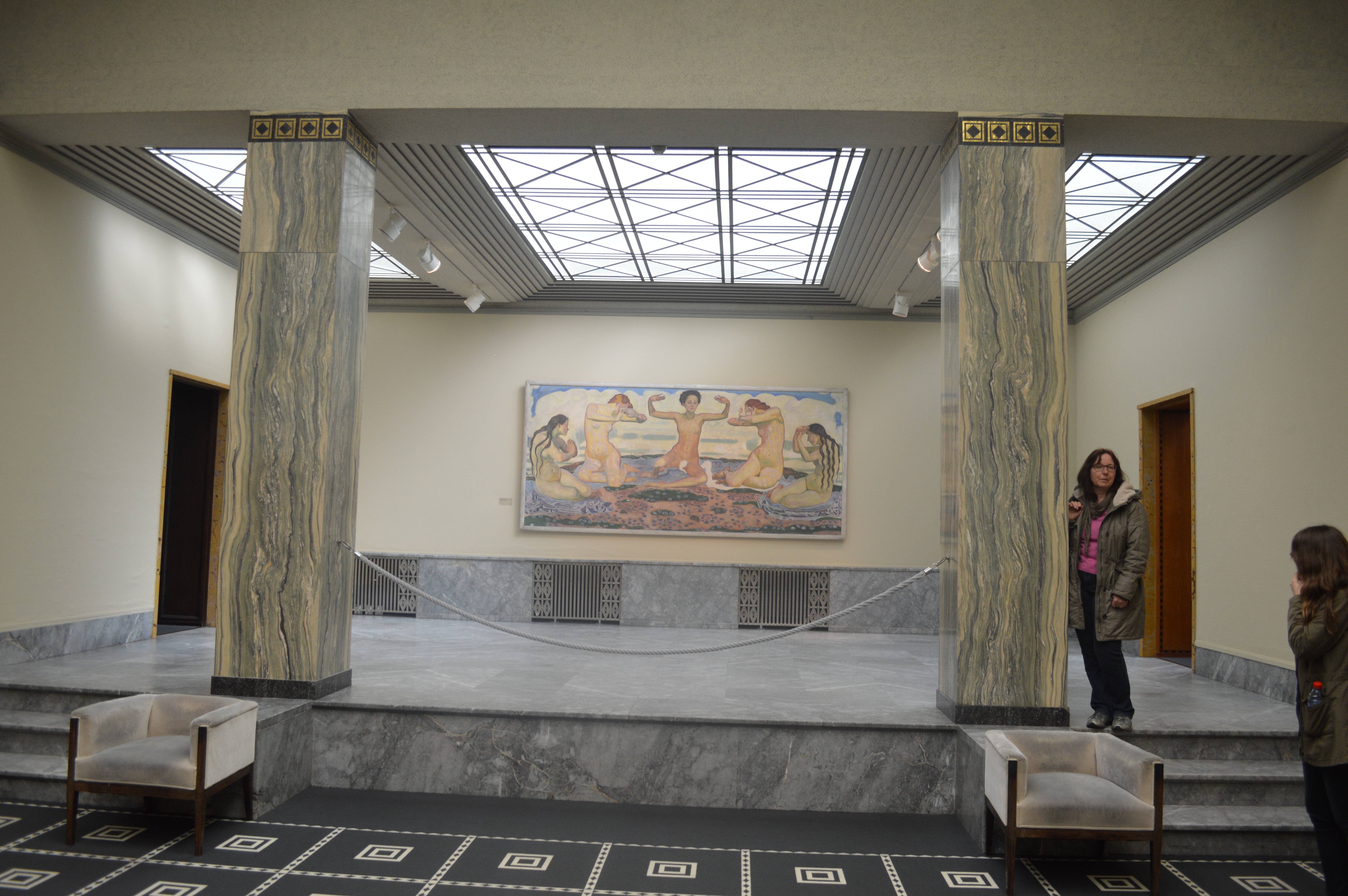 Deux piliers  de marbres cipolin de Saillon  au Kunsthaus de Zurich qui entourent une toile de Ferdinand  Hodler
